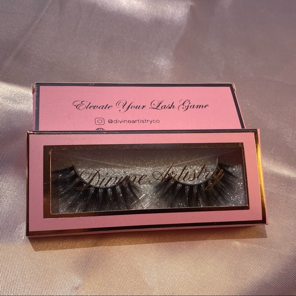 Lashes - Picture 5 of 6